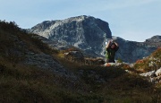 Dal MONTE MADONNINO (2502 m.), salito dalla ripida cresta nord e sceso dal pietroso canalone ovest,ai LAGHI DEI CURIOSI, CABIANCA e ZELTO, il 22 settembre 2013 - FOTOGALLERY